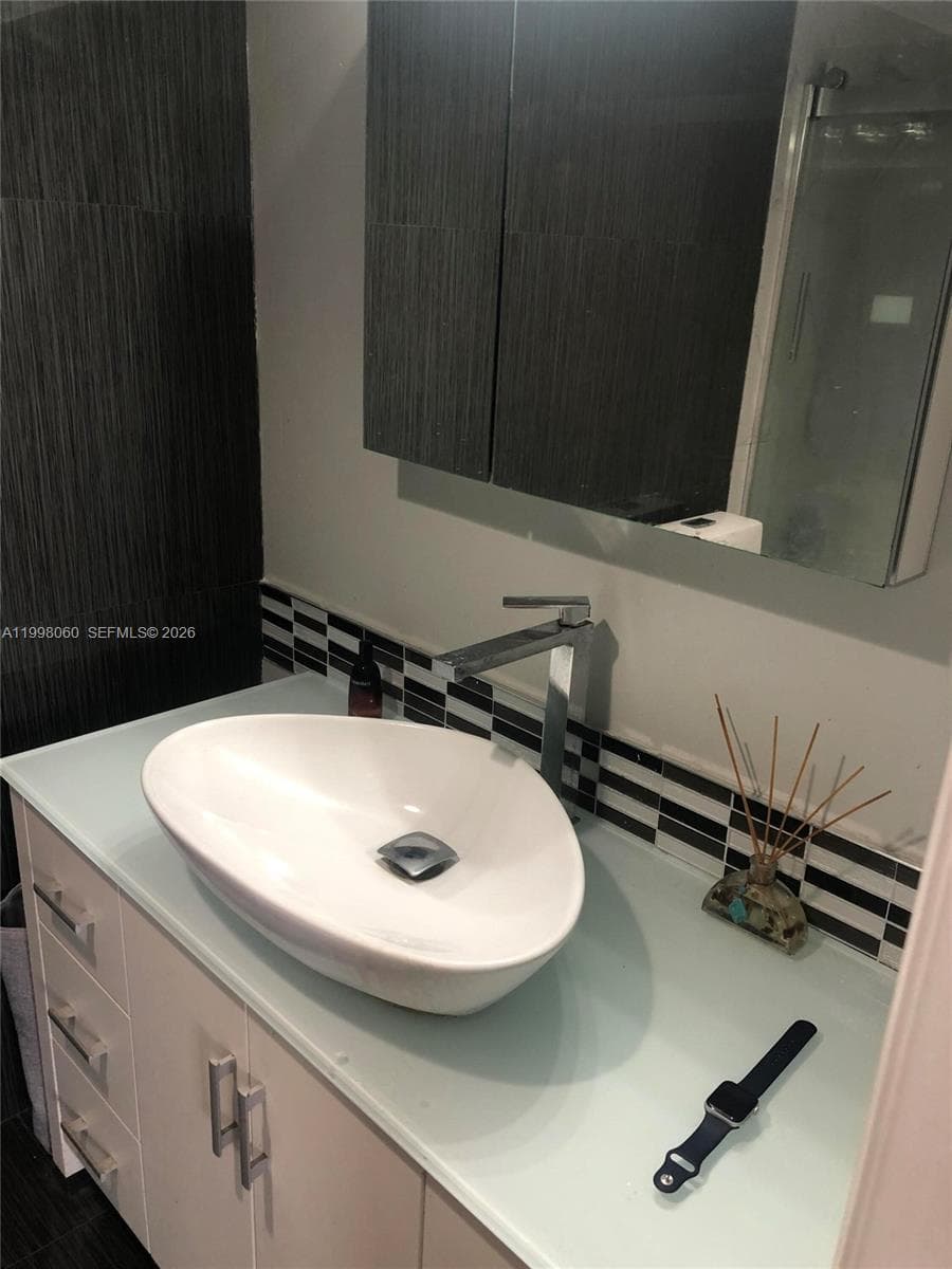 2101 Ocean Dr 1505 photo 18