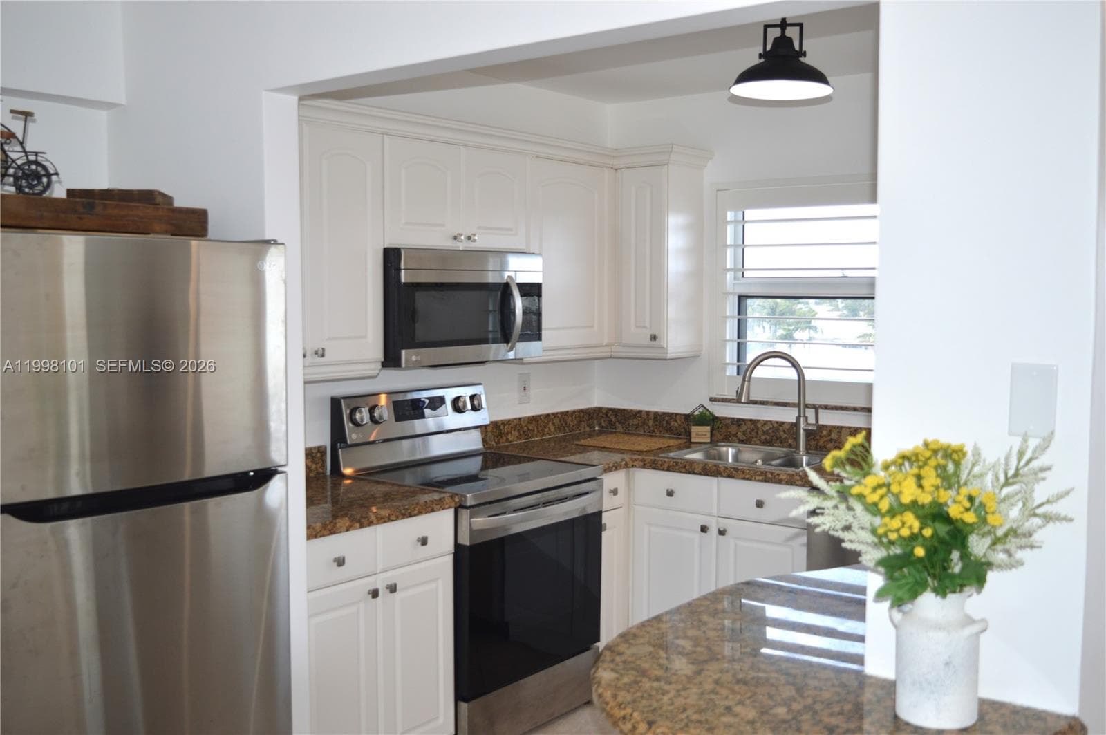 1511 15th Ct 403 photo 4