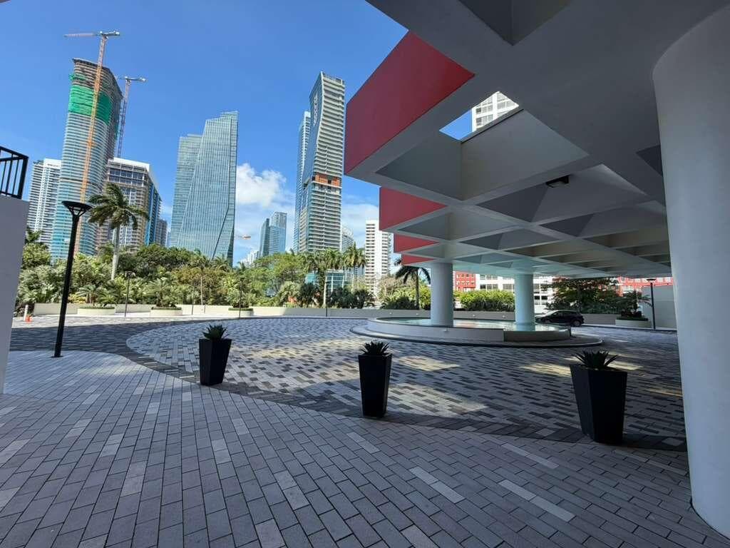 1581 Brickell Avenue 406 photo 2