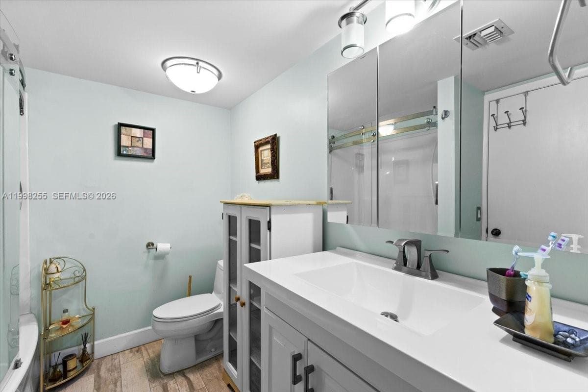 3047 N Oakland Forest Dr 204 photo 13