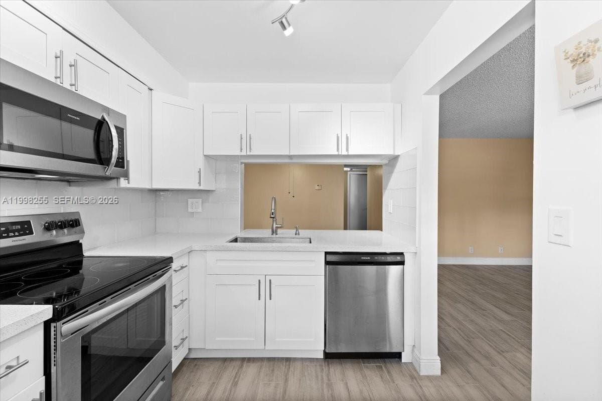 3047 N Oakland Forest Dr 204 photo 3