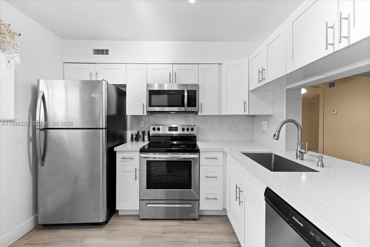 3047 N Oakland Forest Dr 204 photo 4