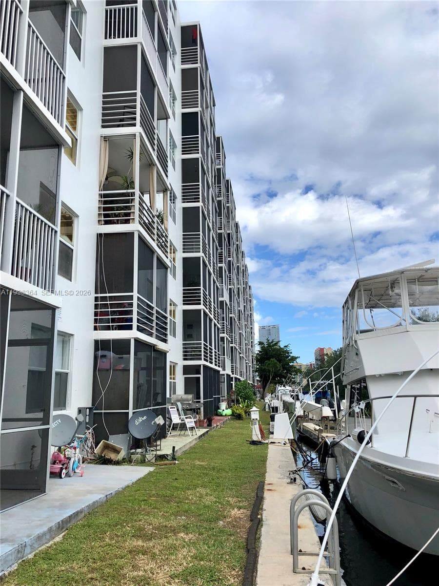 3660 166th St 812 photo 17