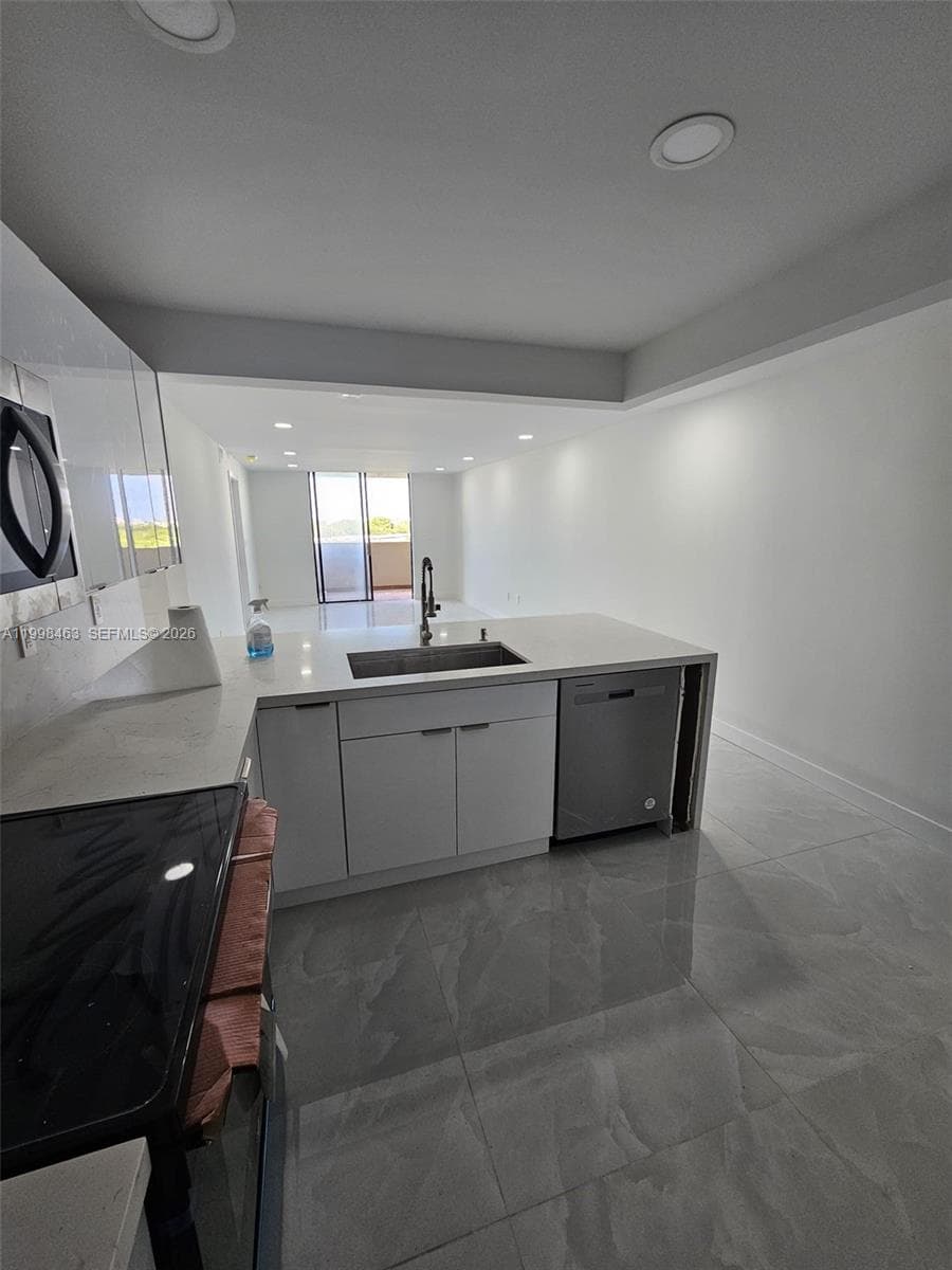 7125 Bay Dr 506 photo 5