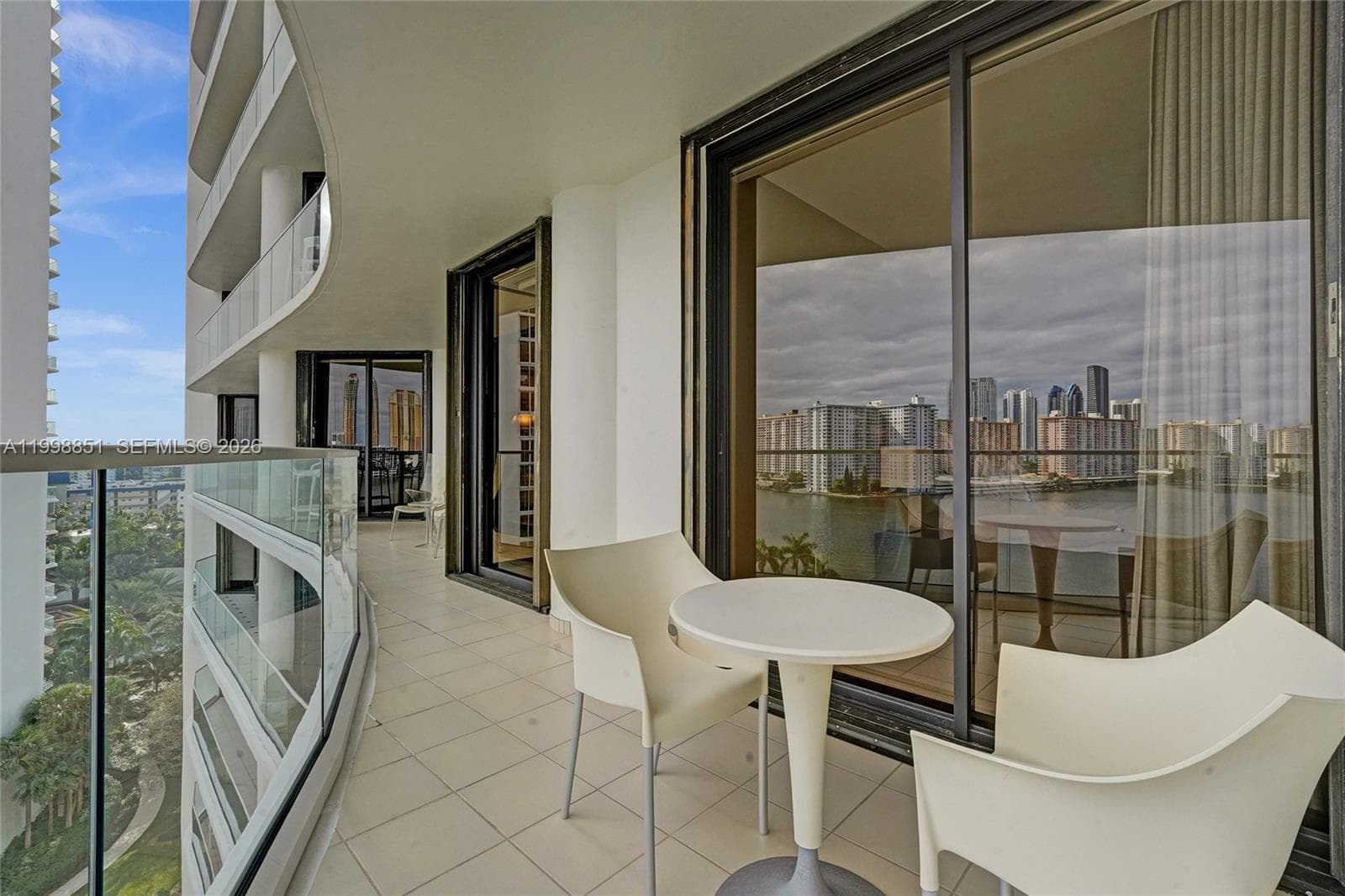 2800 Island Blvd 1001 photo 16