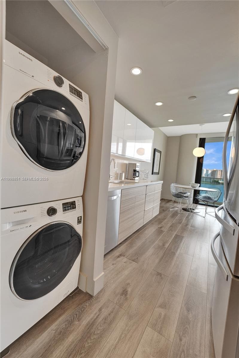 2800 Island Blvd 1001 photo 19