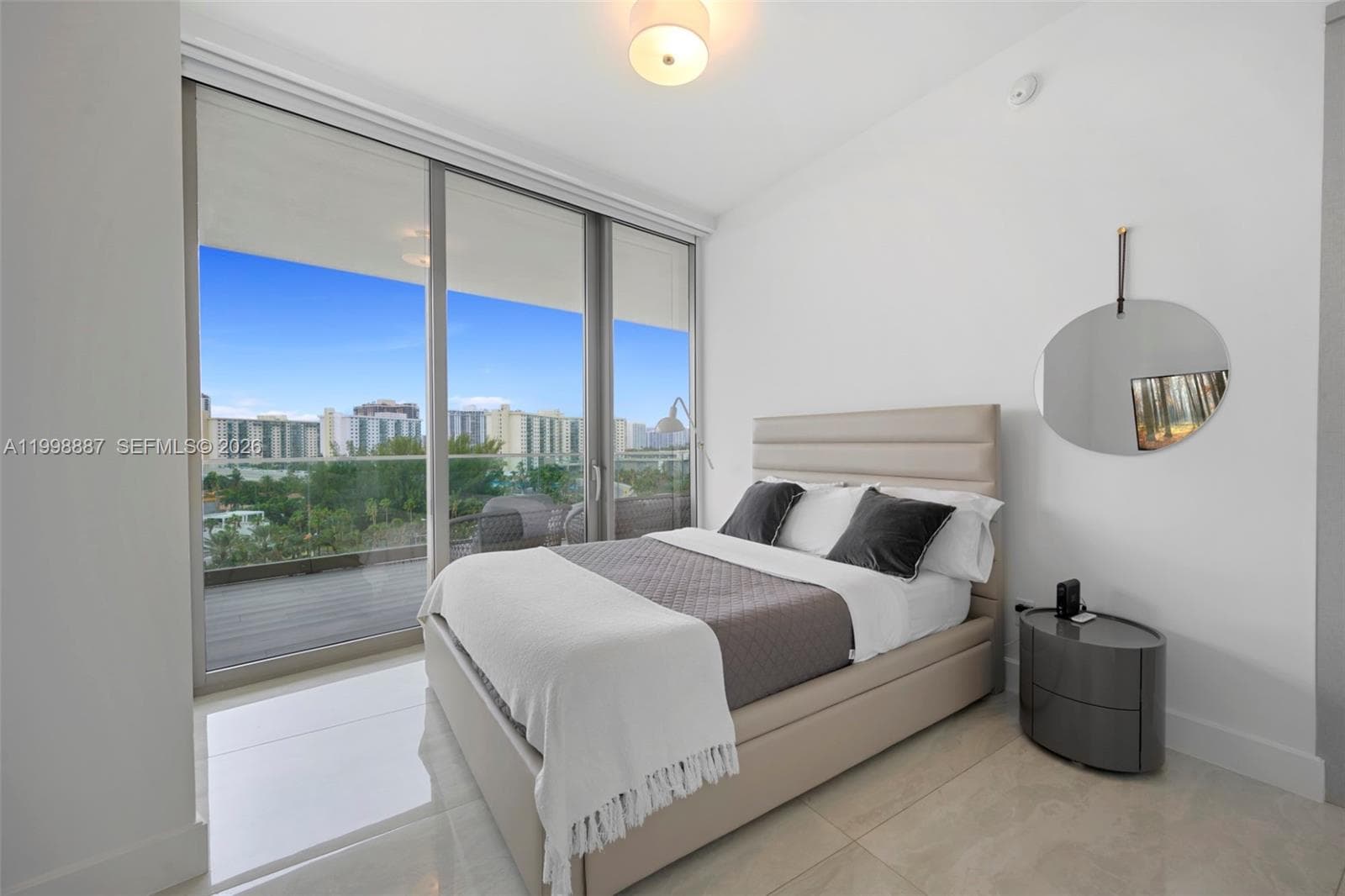 18975 Collins Ave 605 photo 23