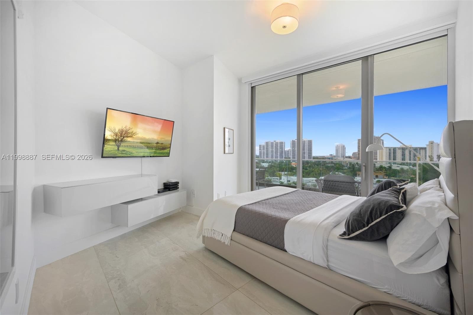 18975 Collins Ave 605 photo 24