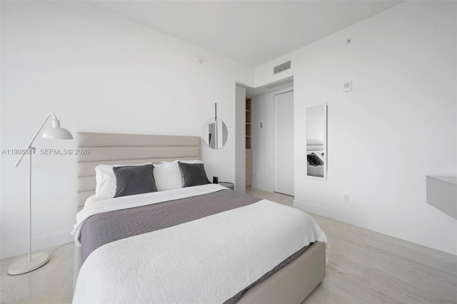 18975 Collins Ave 605 photo 25