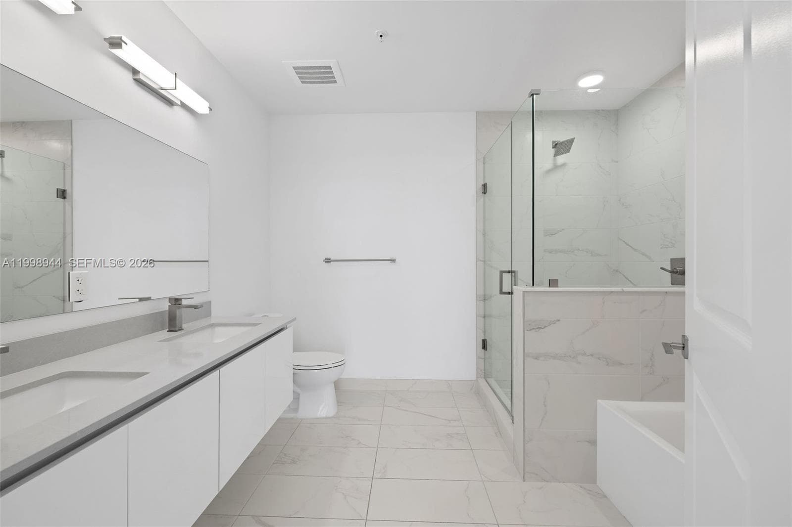 101 Diplomat Pkwy 1409 photo 20