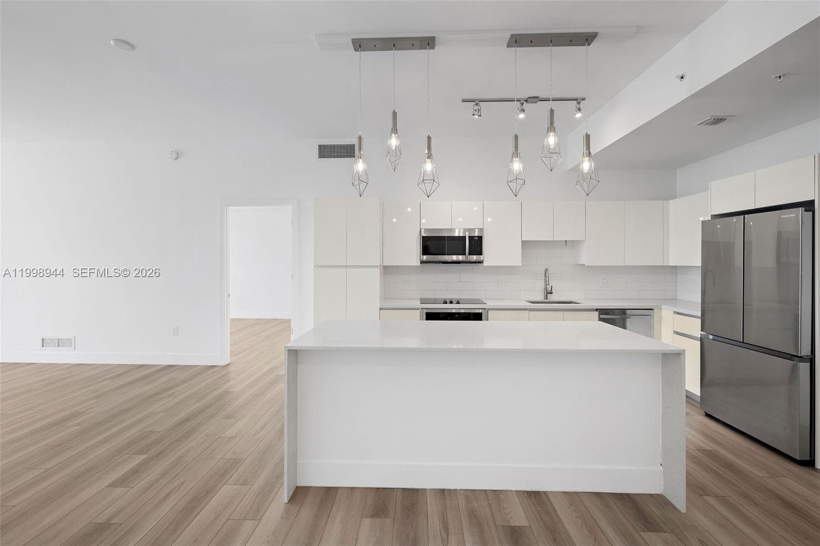 101 Diplomat Pkwy 1409 photo 4