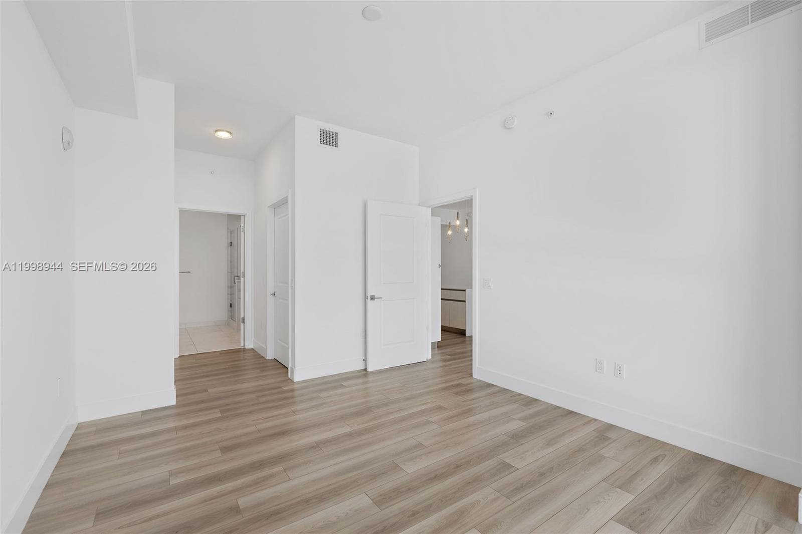 101 Diplomat Pkwy 1409 photo 25