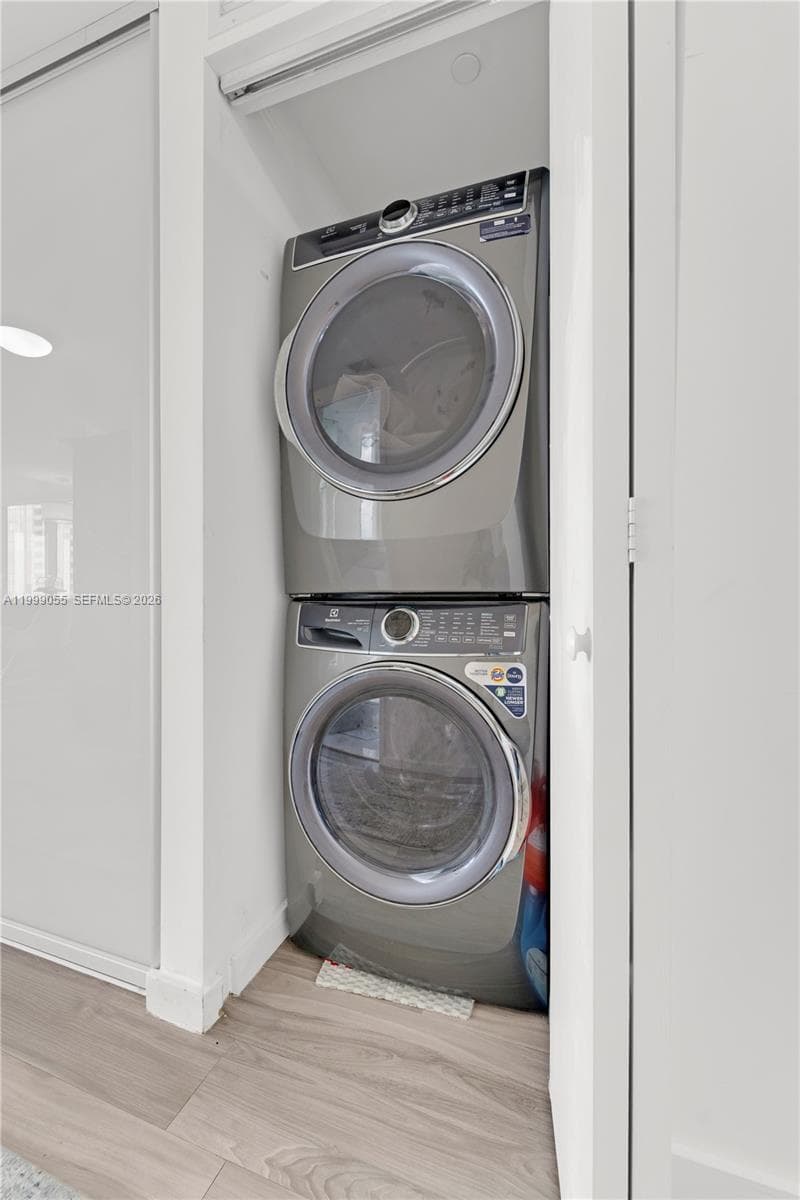 460 28th St 3201 photo 21