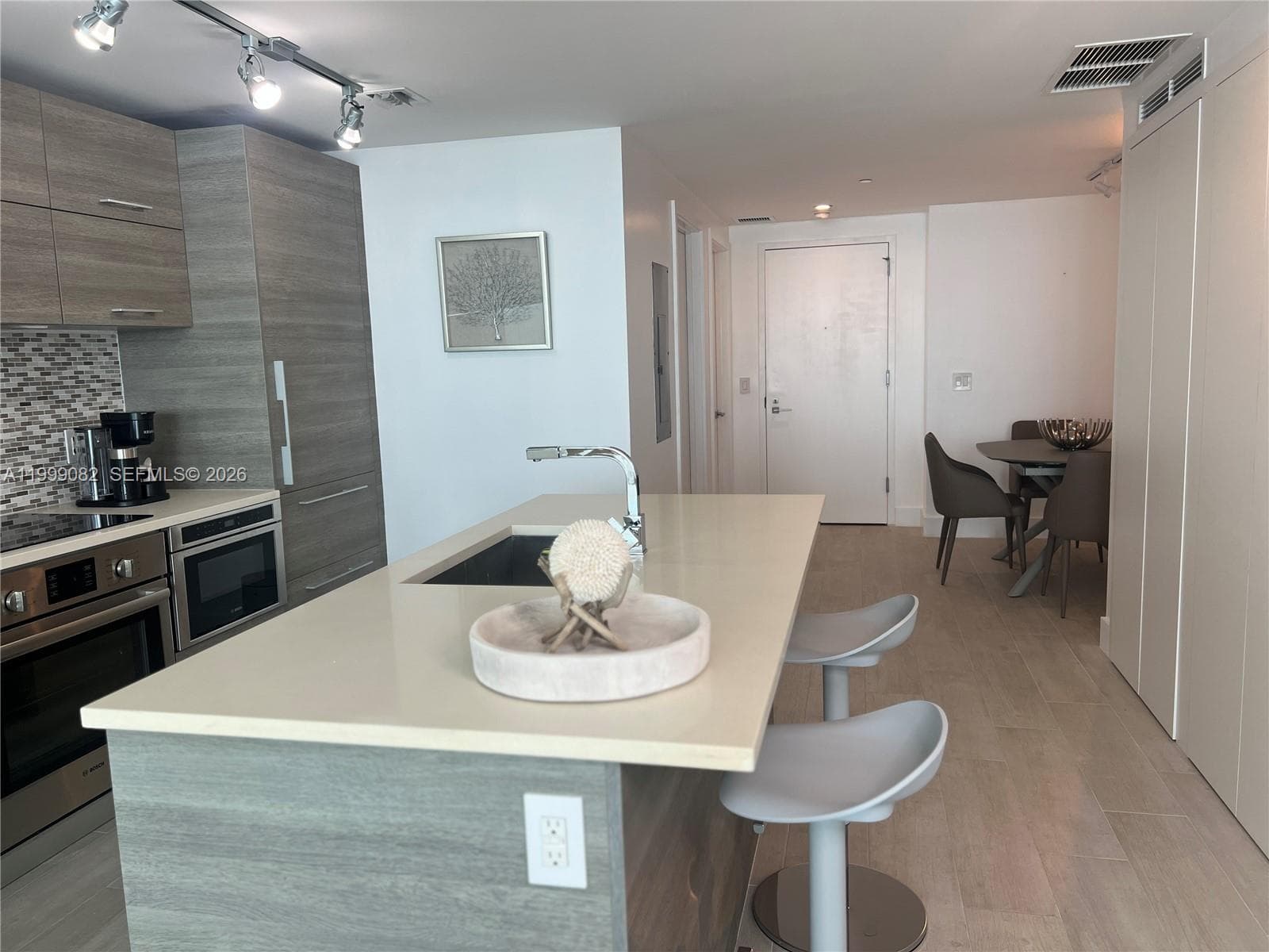 650 32nd St 2406 photo 9