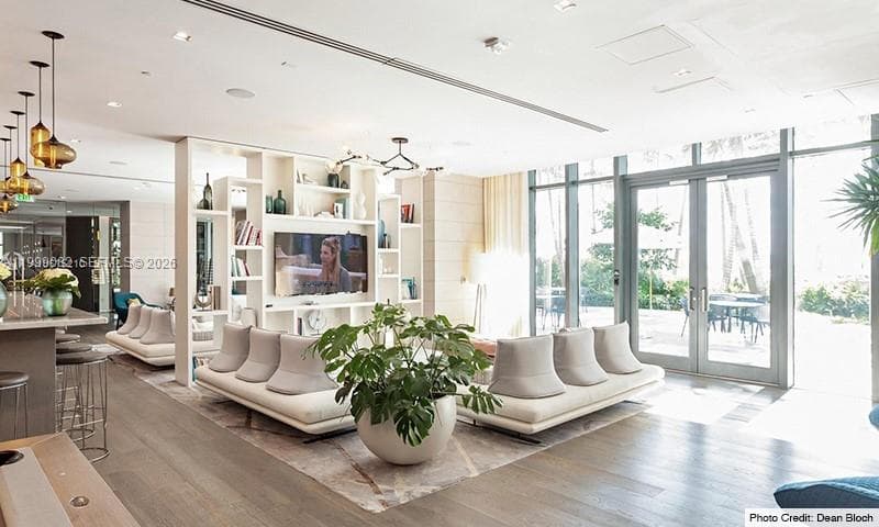 650 32nd St 2406 photo 19