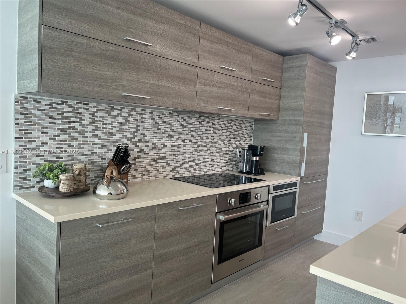 650 32nd St 2406 photo 8