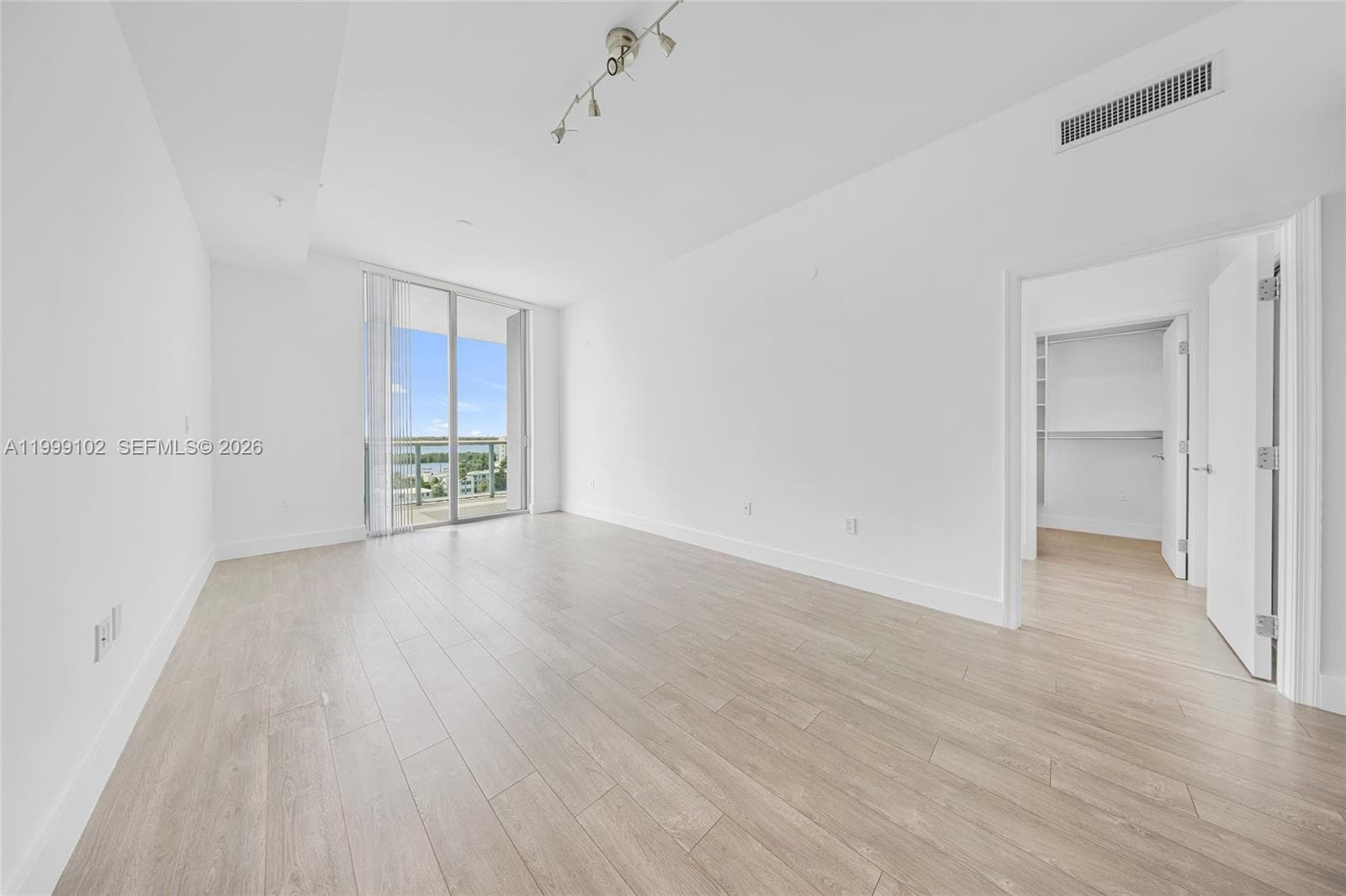 7928 East Dr 902 photo 4