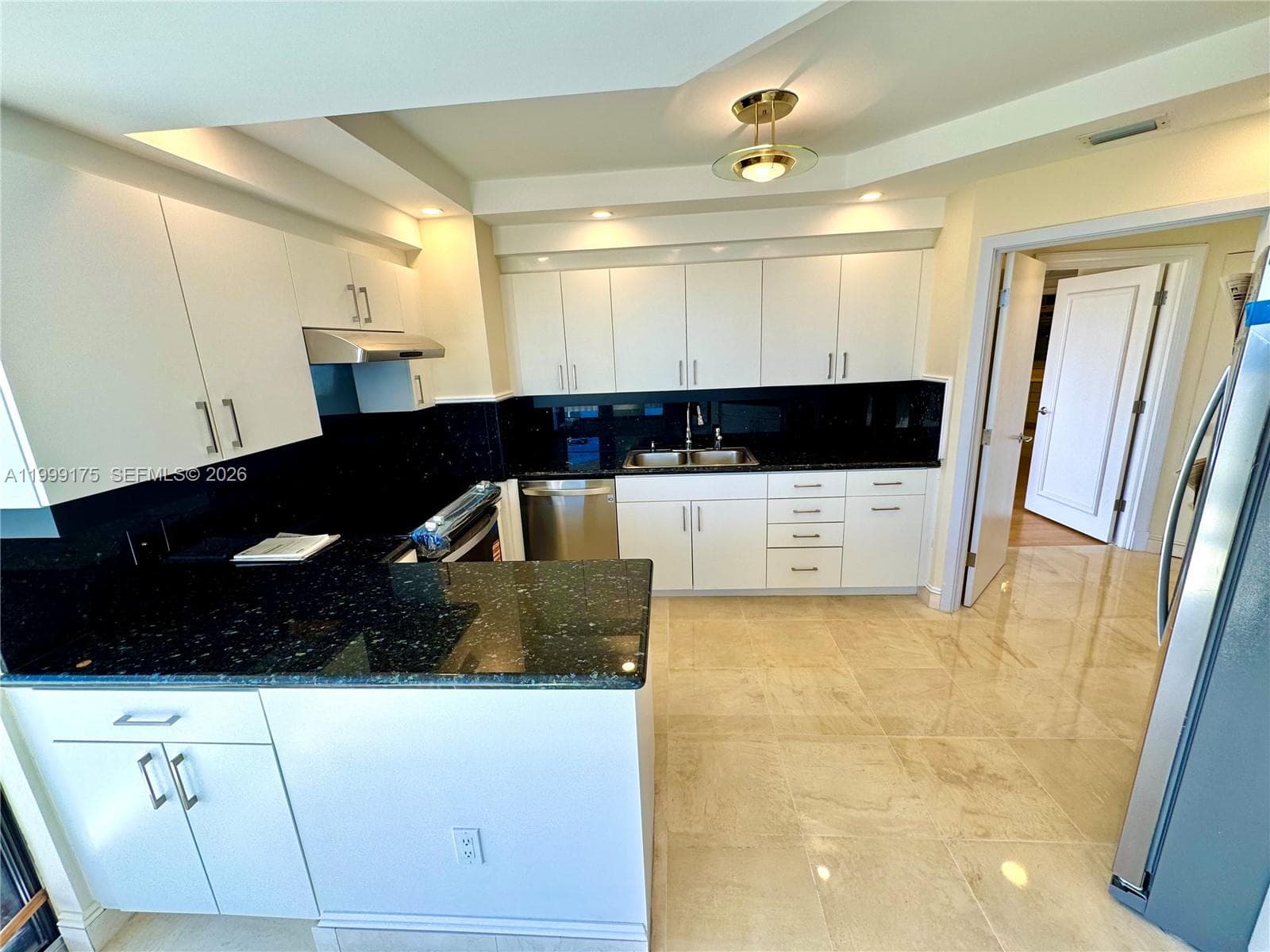 2000 Island Blvd 1801 photo 23