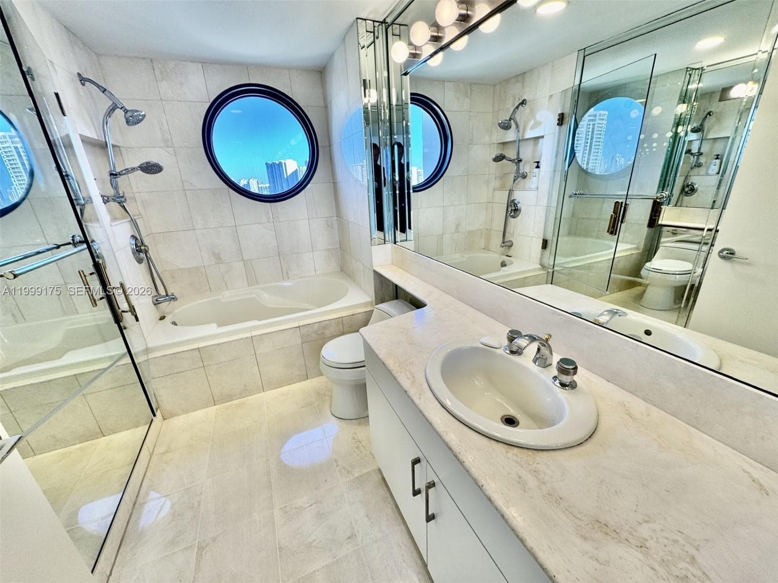 2000 Island Blvd 1801 photo 16