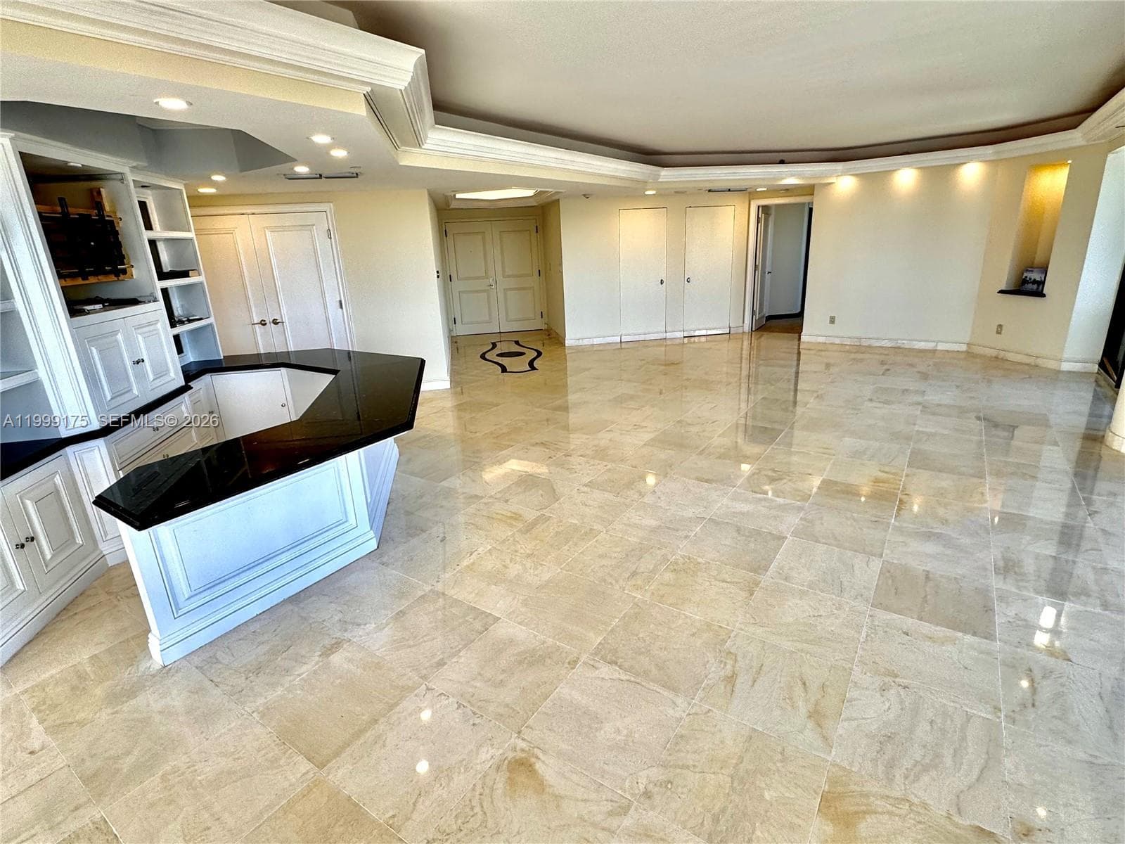 2000 Island Blvd 1801 photo 10