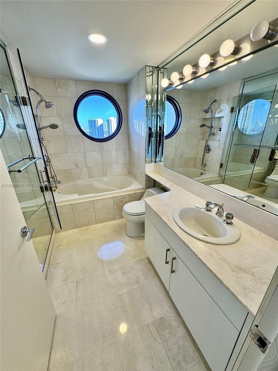 2000 Island Blvd 1801 photo 15