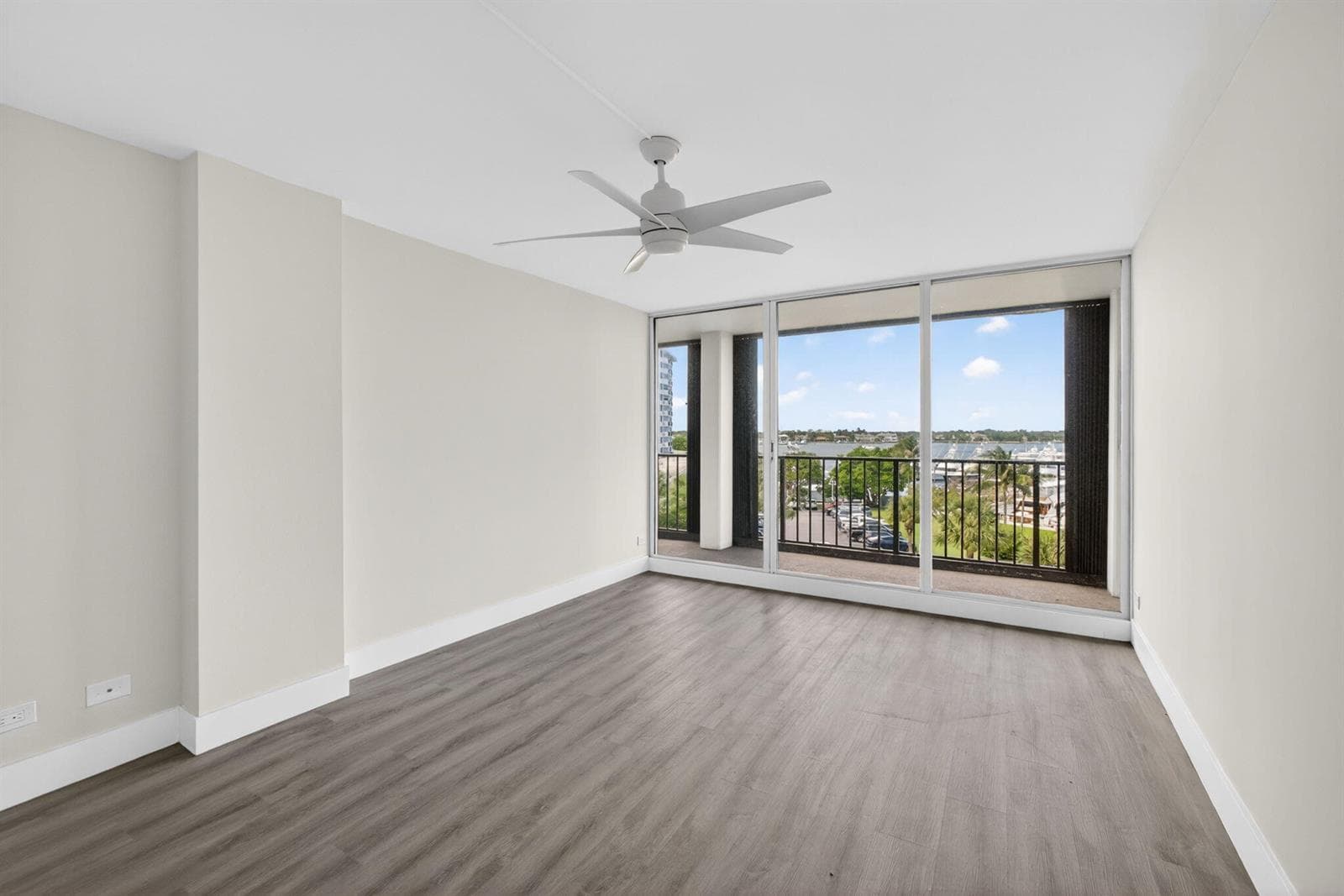 136 Lakeshore Drive 511 photo 2