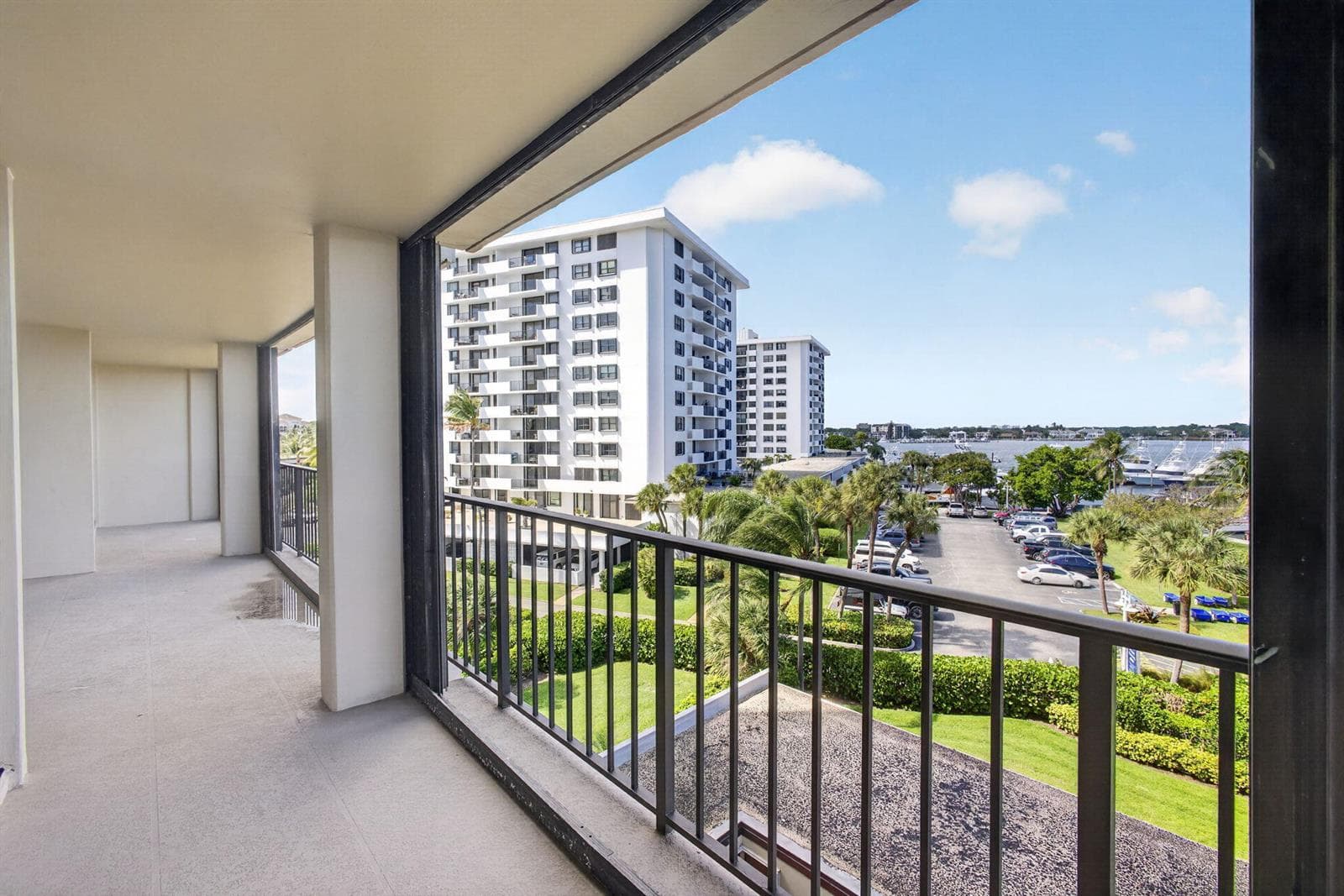 136 LAKESHORE Drive 511 photo 17