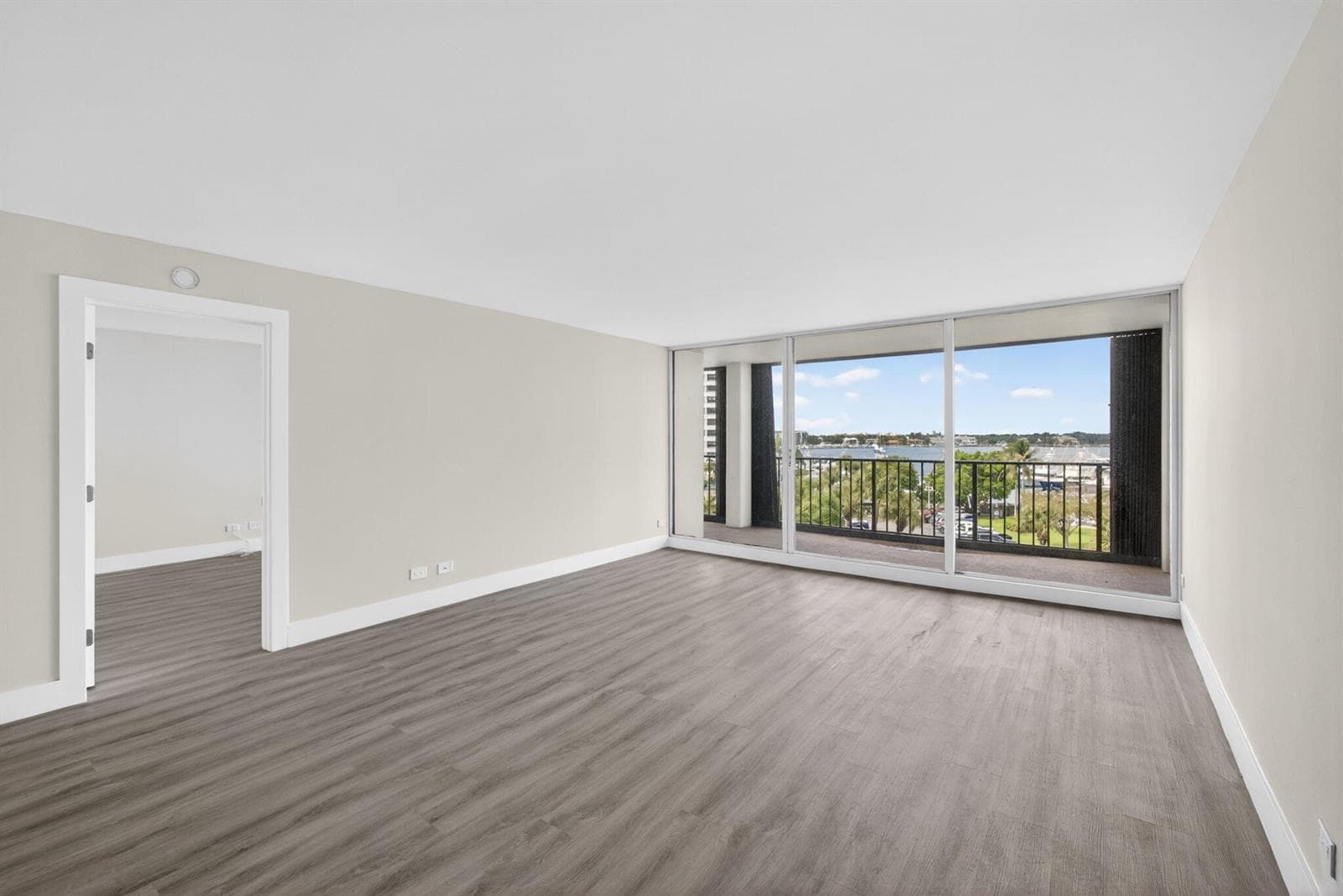 136 Lakeshore Drive 511 photo 3
