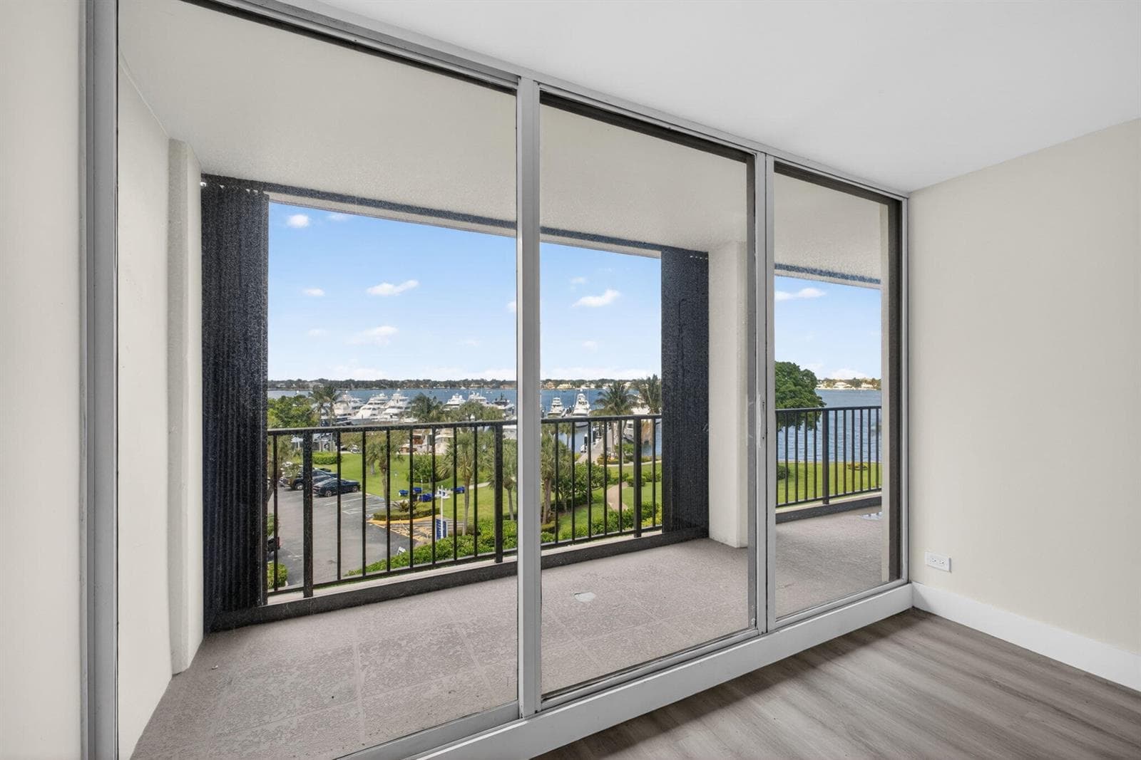 136 LAKESHORE Drive 511 photo 15