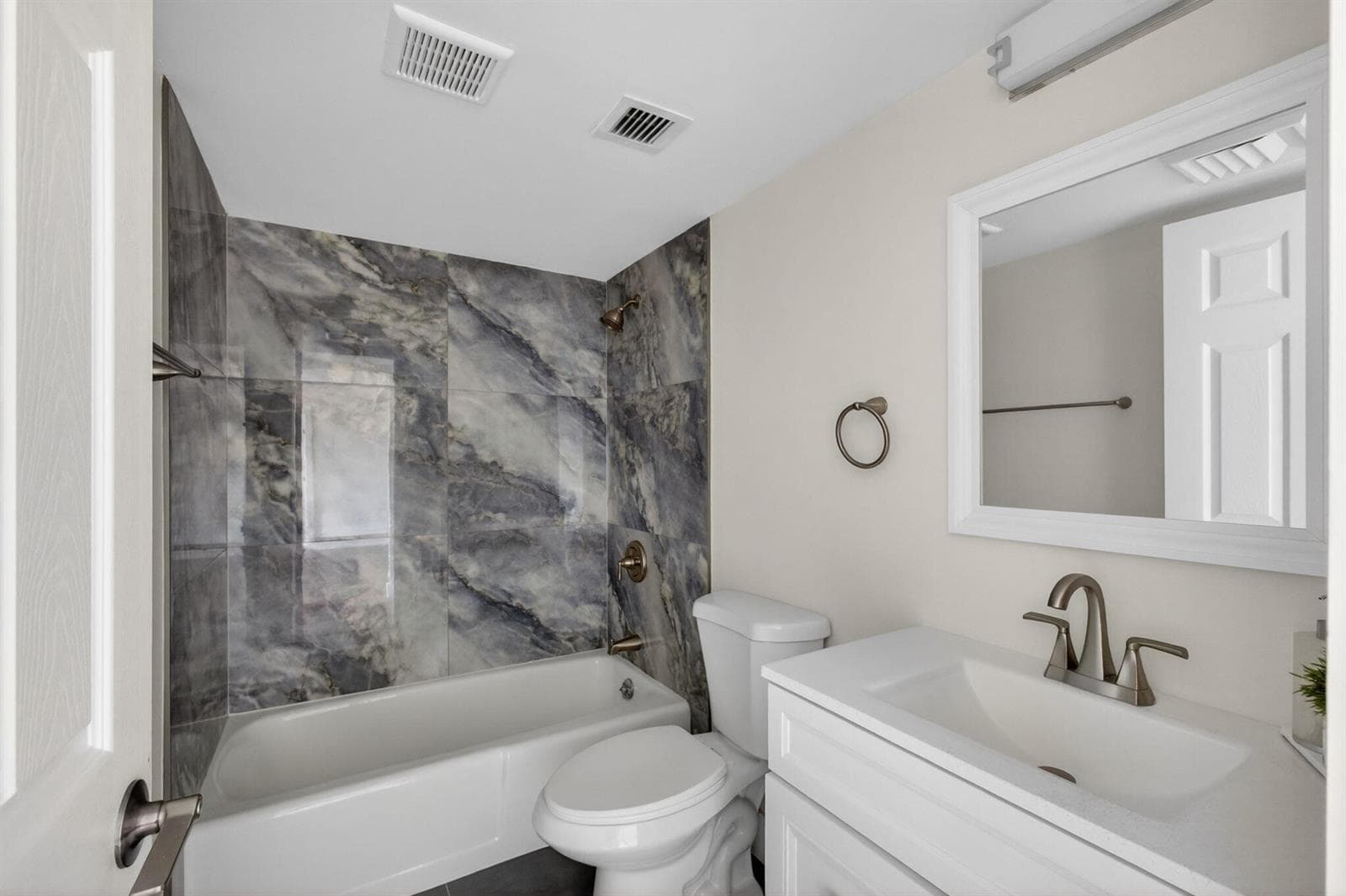 136 Lakeshore Drive 511 photo 11