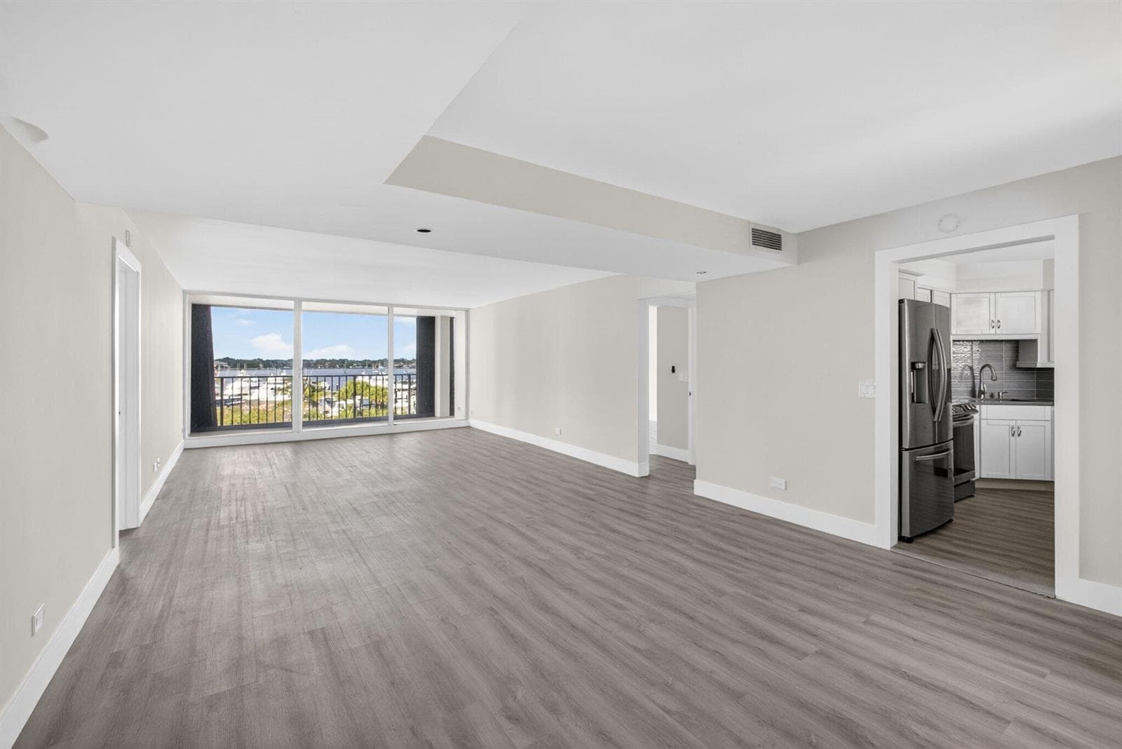 136 Lakeshore Drive 511 photo 4
