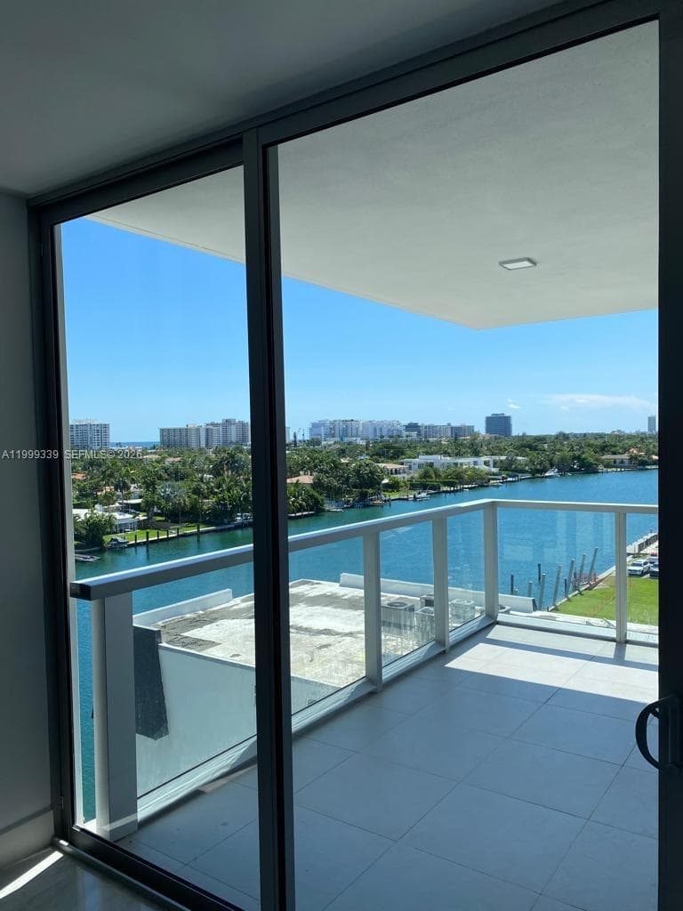 9521 E Bay Harbor Dr 605 photo 2