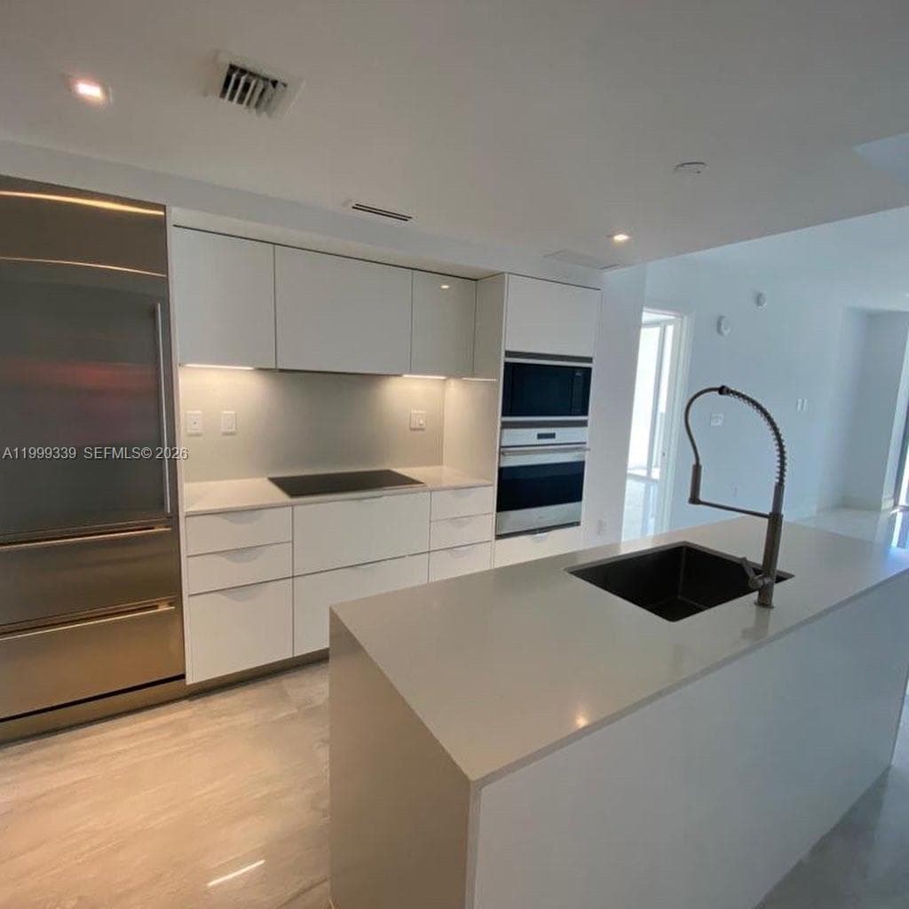 9521 E Bay Harbor Dr 605 photo 6
