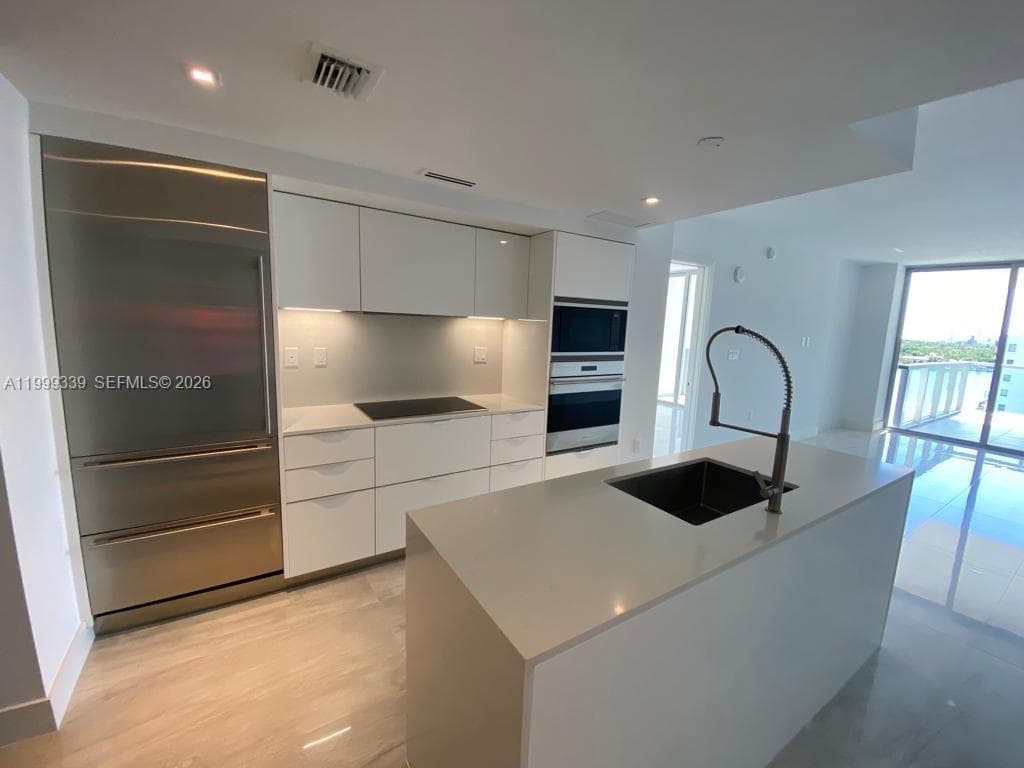 9521 E Bay Harbor Dr 605 photo 7