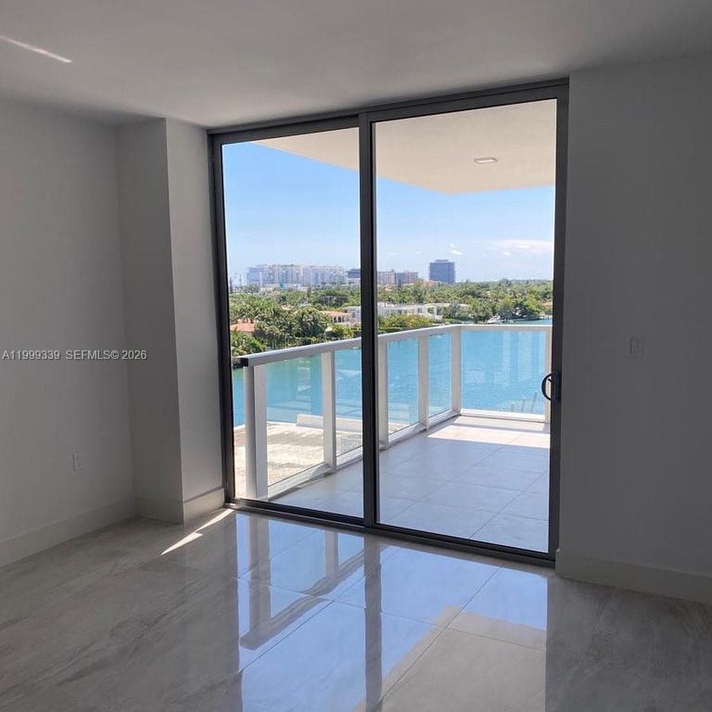 9521 E Bay Harbor Dr 605 photo 3