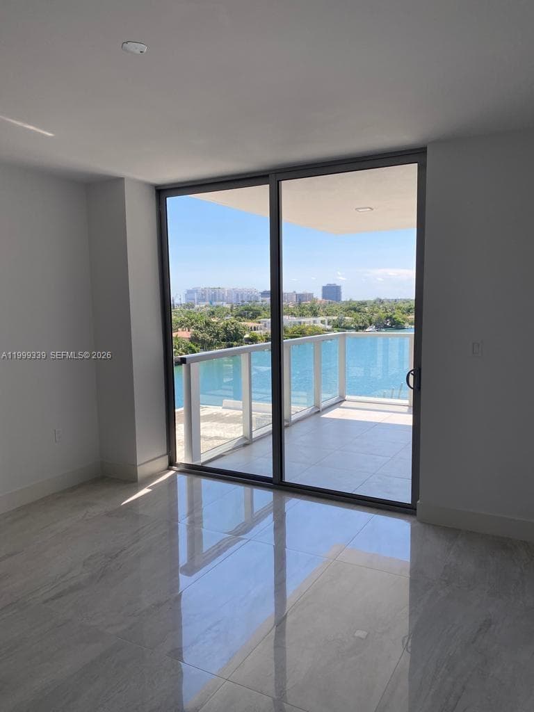9521 E Bay Harbor Dr 605 photo 4