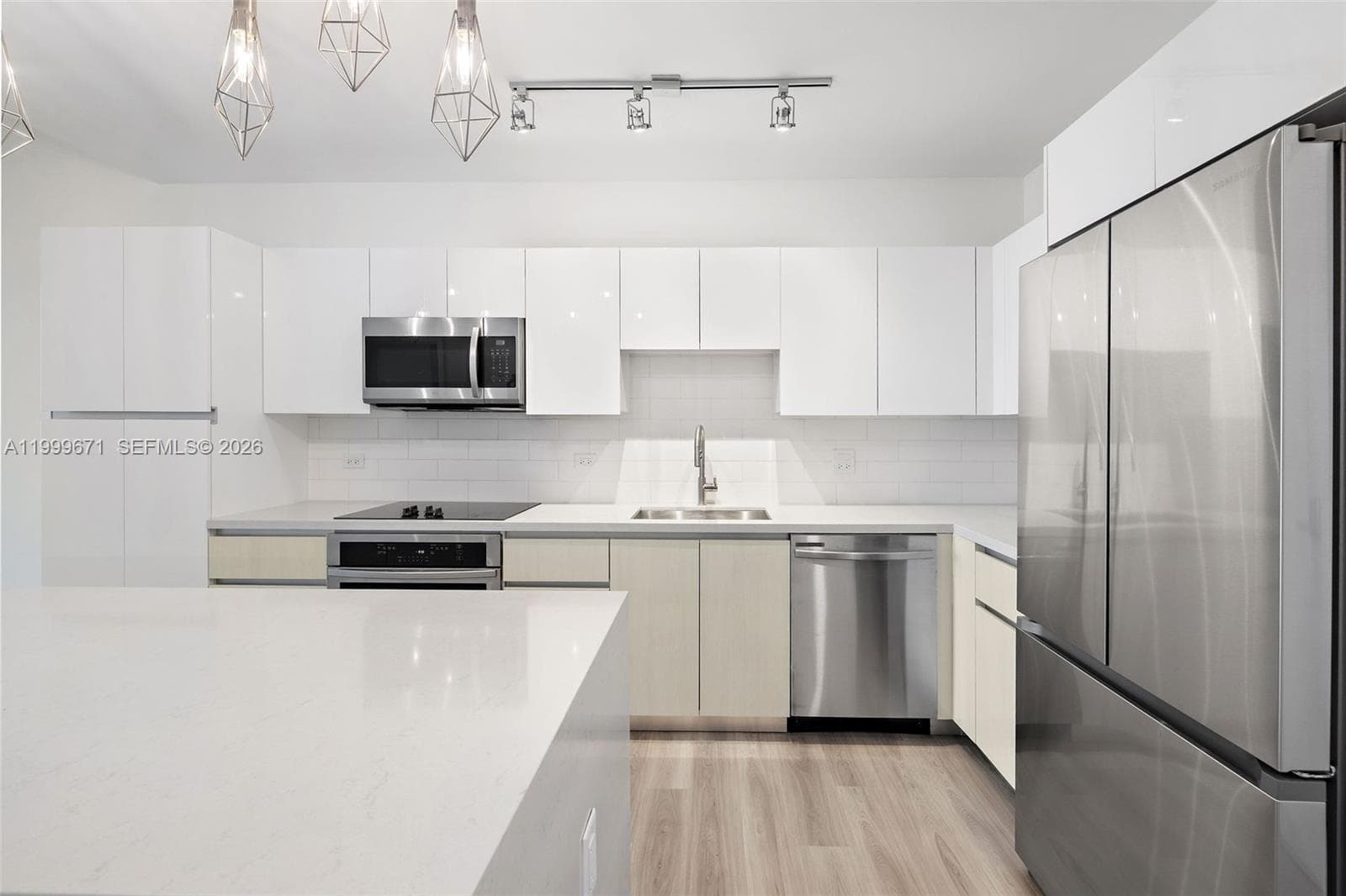 101 Diplomat Pkwy 1704 photo 4