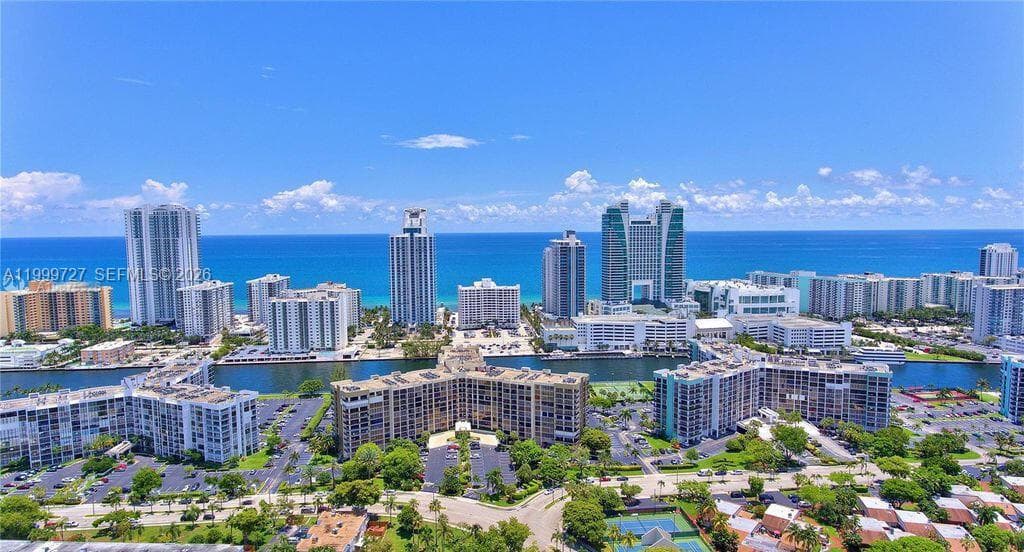 600 Parkview Dr 223 photo 3