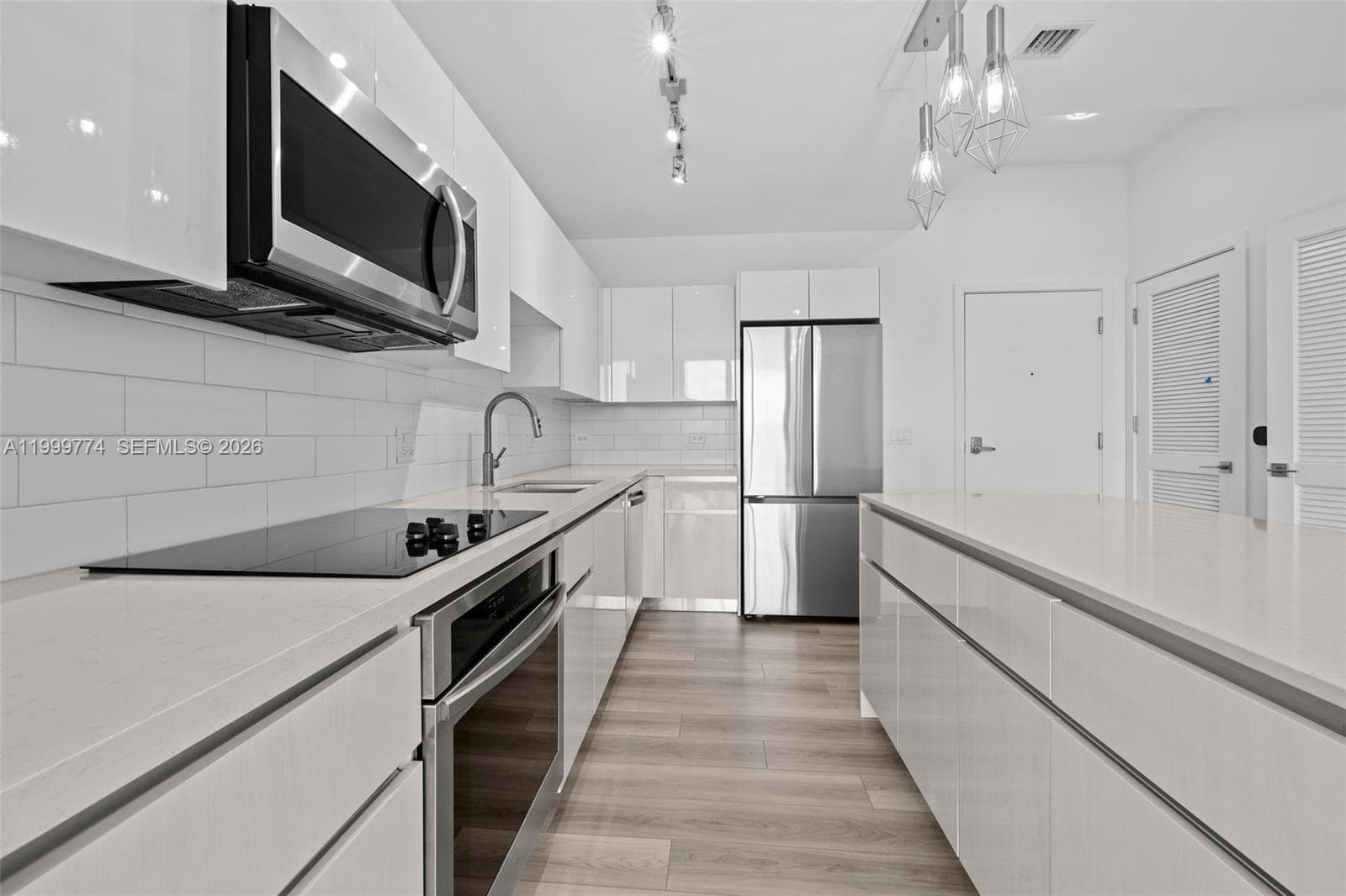 101 Diplomat Pkwy 604 photo 16