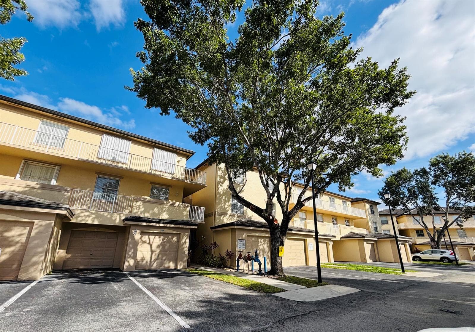 2060 Greenview Shores Boulevard 303 photo 2