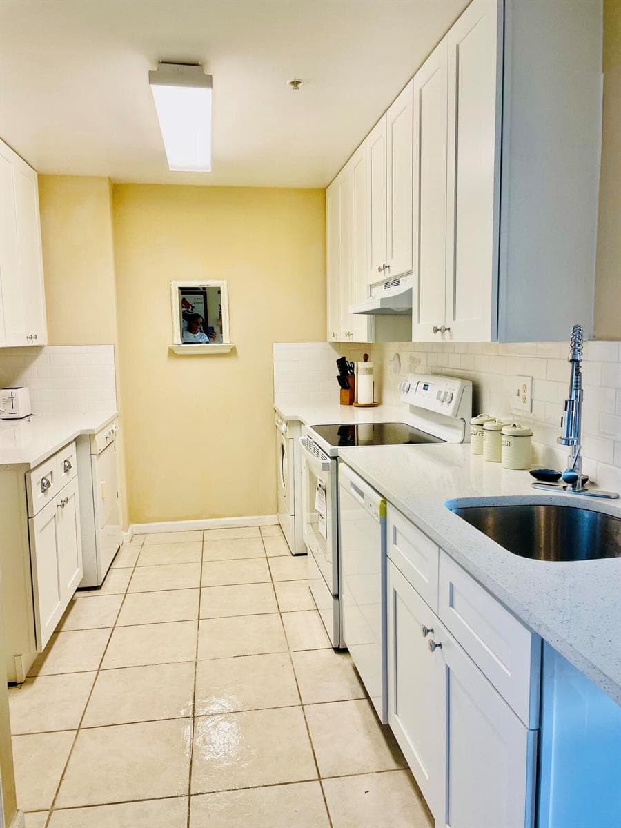 2060 Greenview Shores Boulevard 303 photo 10