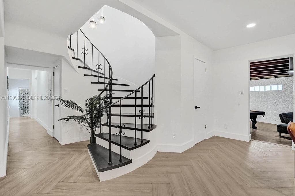 911 Northlake Dr photo 16