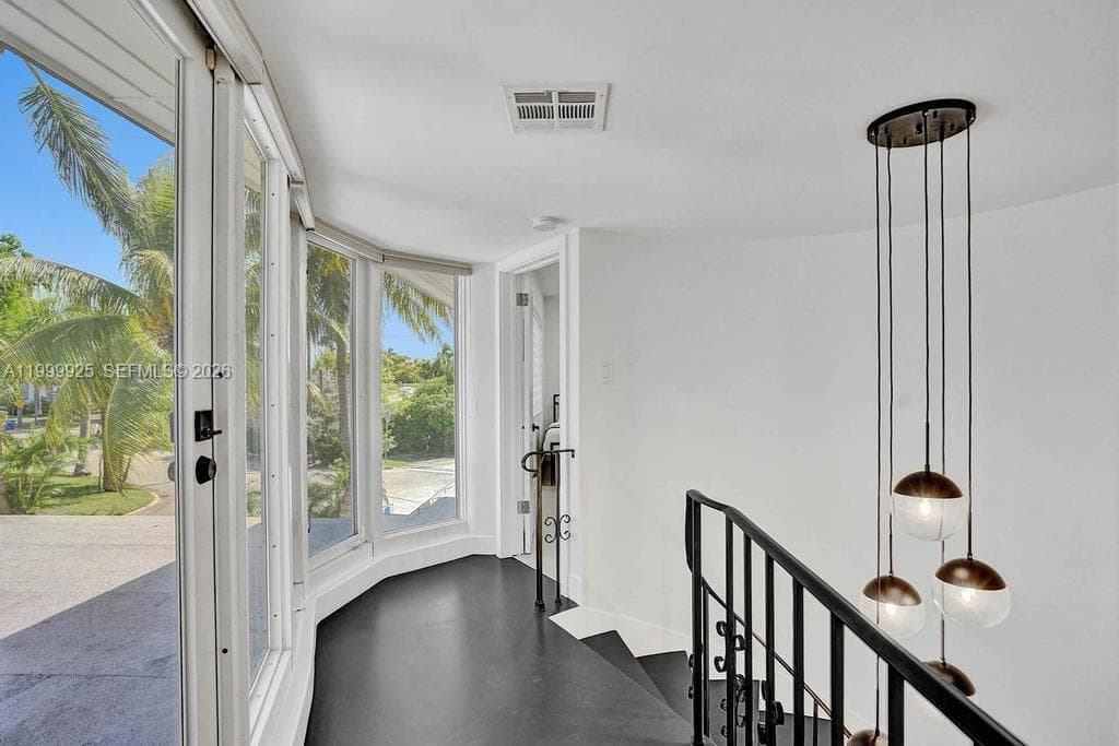 911 Northlake Dr photo 22