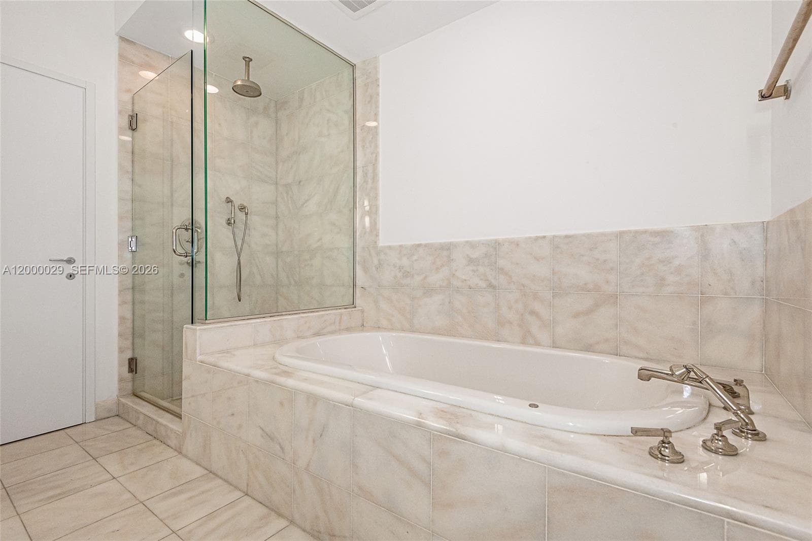 50 Pointe Dr 1804 photo 17