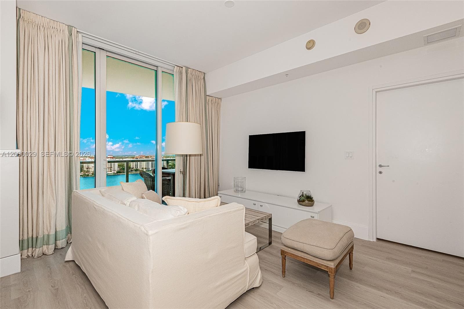 50 Pointe Dr 1804 photo 5