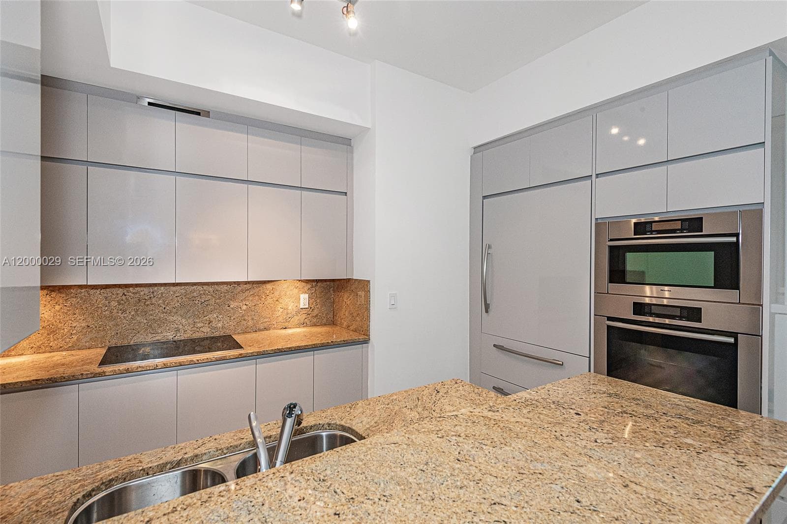 50 Pointe Dr 1804 photo 8