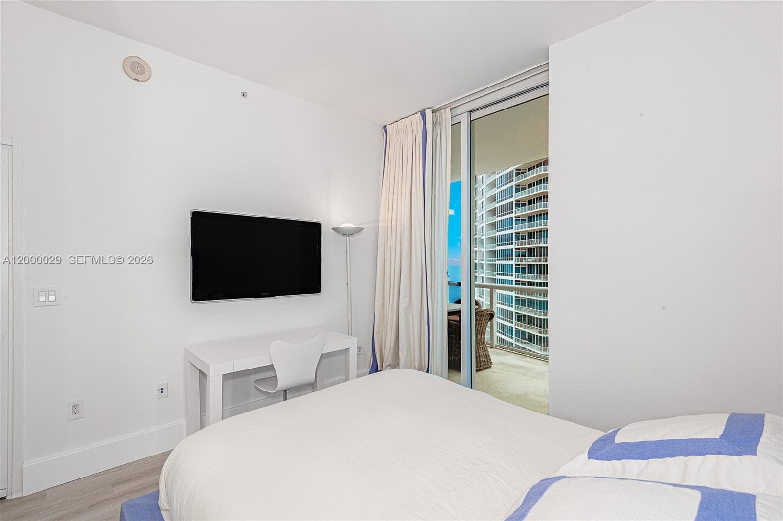 50 Pointe Dr 1804 photo 21