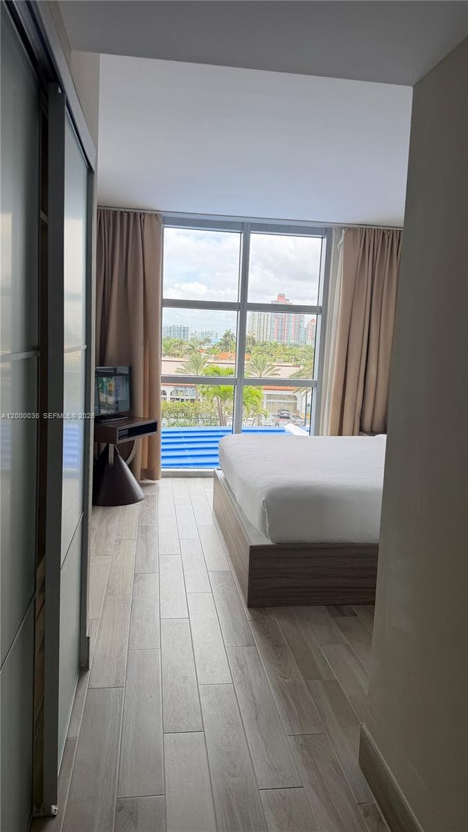 18683 Collins Ave 508 photo 14