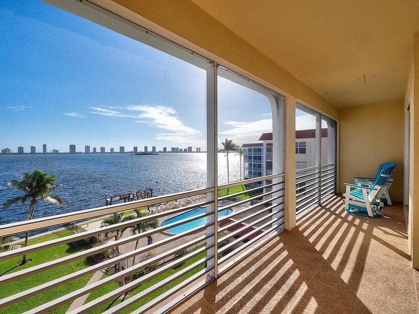 105 Paradise Harbour Boulevard 502 photo 1