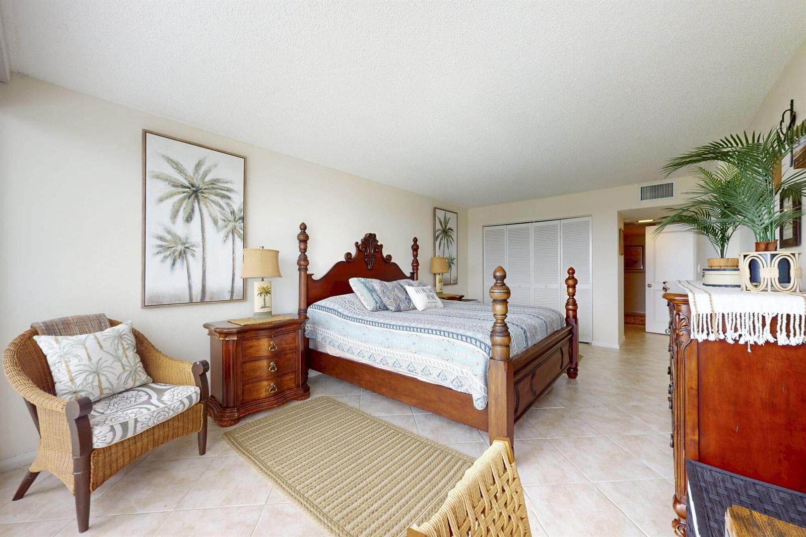 124 Lakeshore Drive 428 photo 5